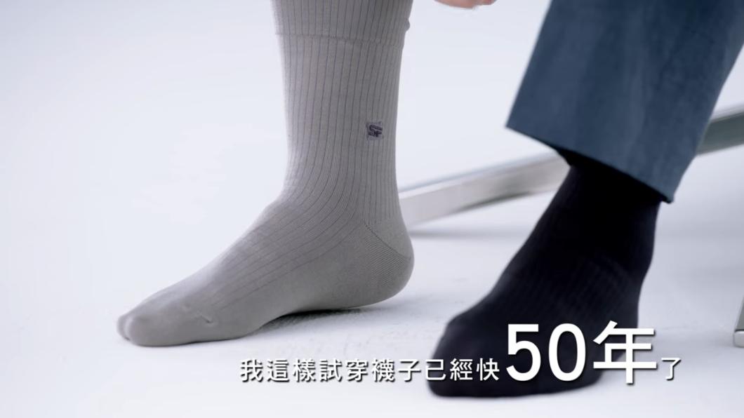 施純鎰生前每天堅持試穿自家的襪子。（圖／翻攝自三花棉業YT）
