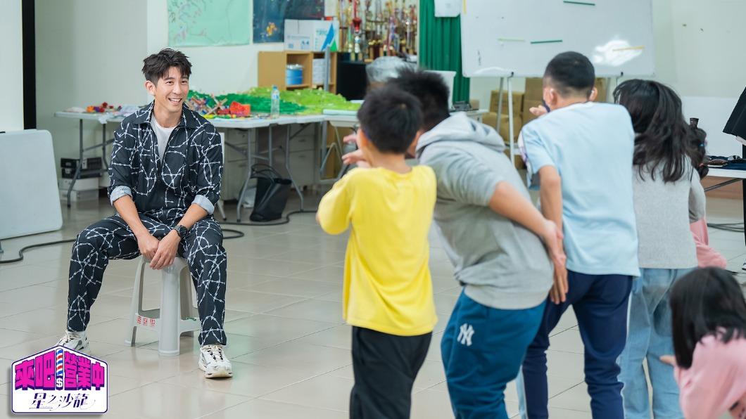 修杰楷剪髮兼陪玩。(圖/TVBS)