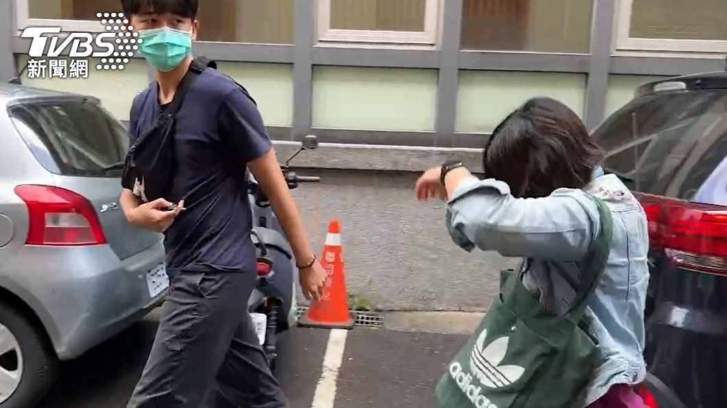 第三名教保員（右）移送新北地檢署複訊。（圖／TVBS）