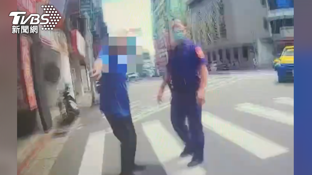 警方獲報到場,經盤查發現兩人都是通緝犯。(圖/翻攝Dcard)