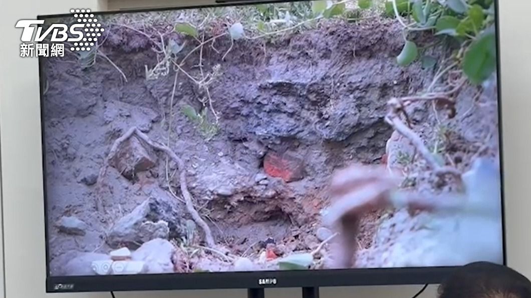 市議員吳旭豐懷疑覆土是為掩蓋下方廢棄物。（圖／TVBS）