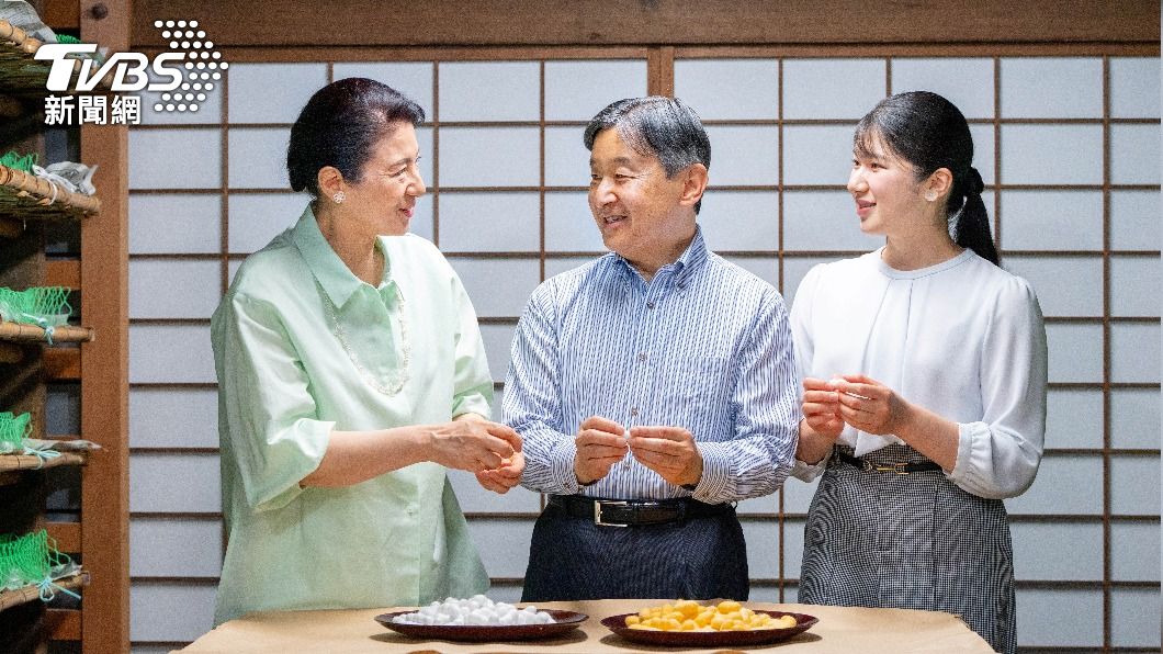 日本宮內廳在6月9日天皇夫婦30週年結婚紀念日公開了天皇一家三口養蠶照片。(圖/達志影像路透社)