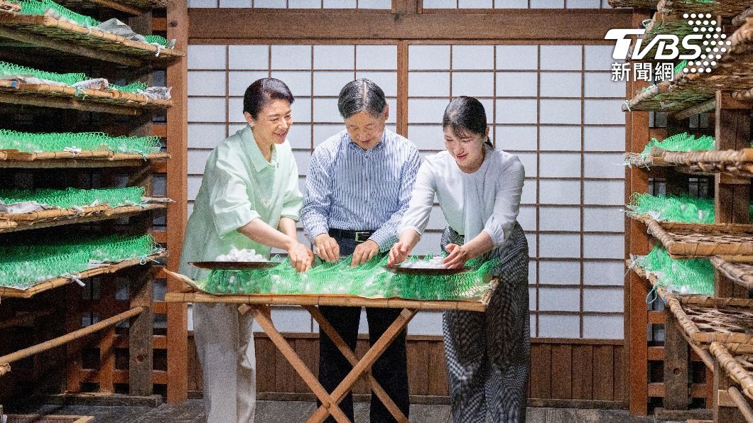 日本皇室自明治時代以來,歷代皇后都有飼養蠶的傳統。德仁天皇一家和樂地收穫蠶繭。(圖/達志影像路透社)