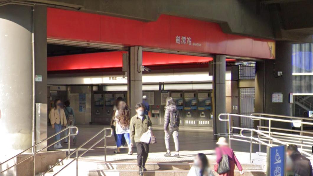 原PO女友自劍潭站出站時,遭站務人員攔下。(圖/Google map)