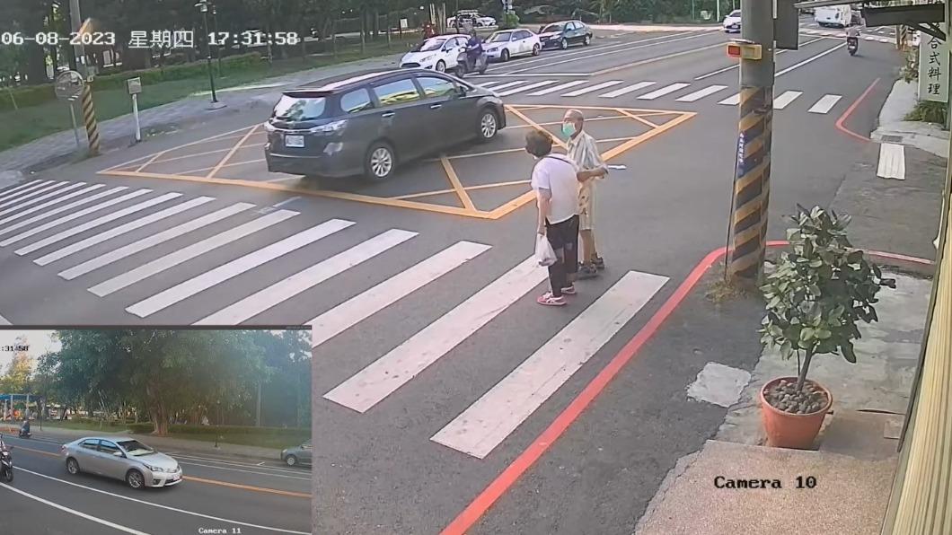 風頭過就不管?老夫妻過馬路「沒車禮讓」 90秒無助畫面曝