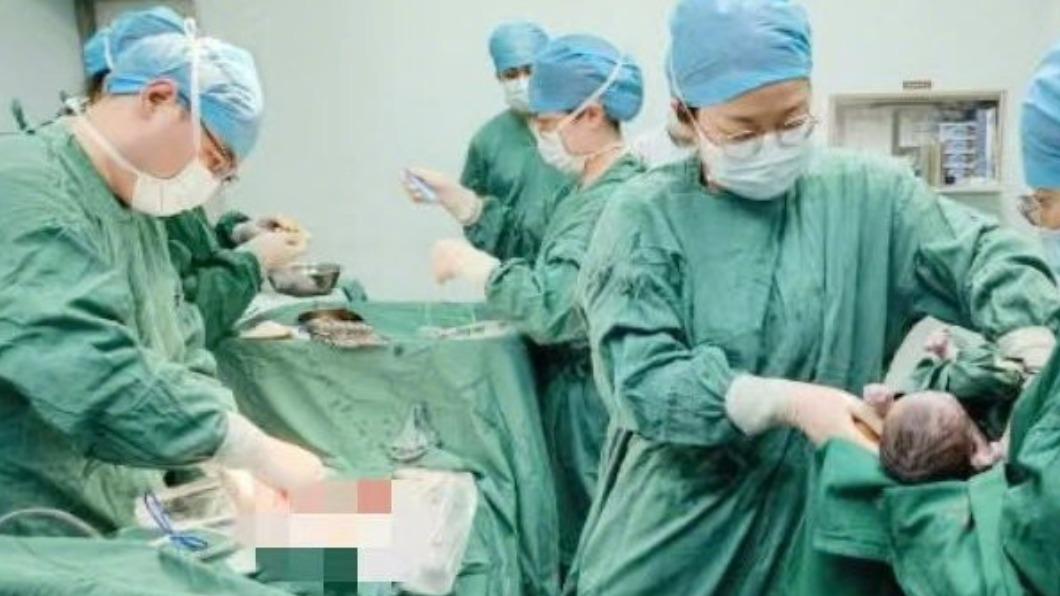 送醫後院方決定先進行剖腹產。(圖/翻攝自微博)