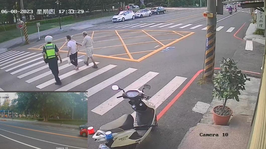 最後是執勤警員護送才讓老夫妻安全過馬路。(圖/翻攝自@I`m 佳里人 臉書)