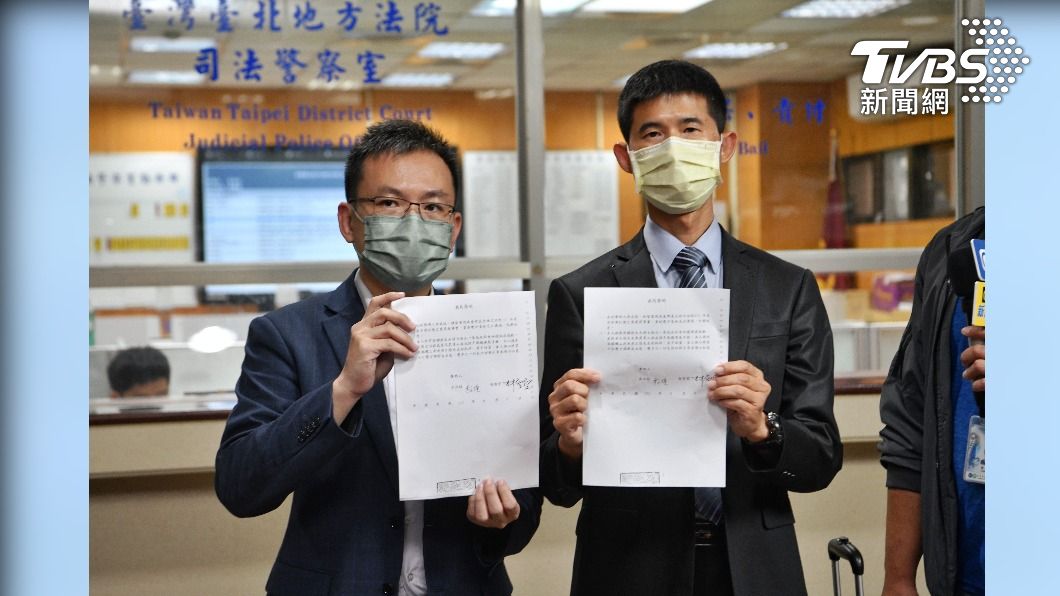 律師胡中瑋(右)、律師吳俊達發表聲明。(圖/胡瑞麒攝)