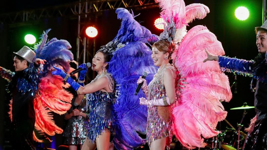 楊繡惠（左2）登台演出。（圖／三立提供）