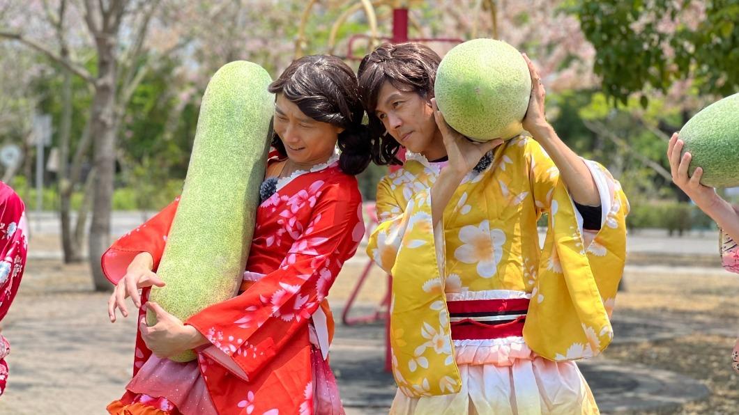 浩子和阿翔打扮妖嬌出場。(圖/民視提供)