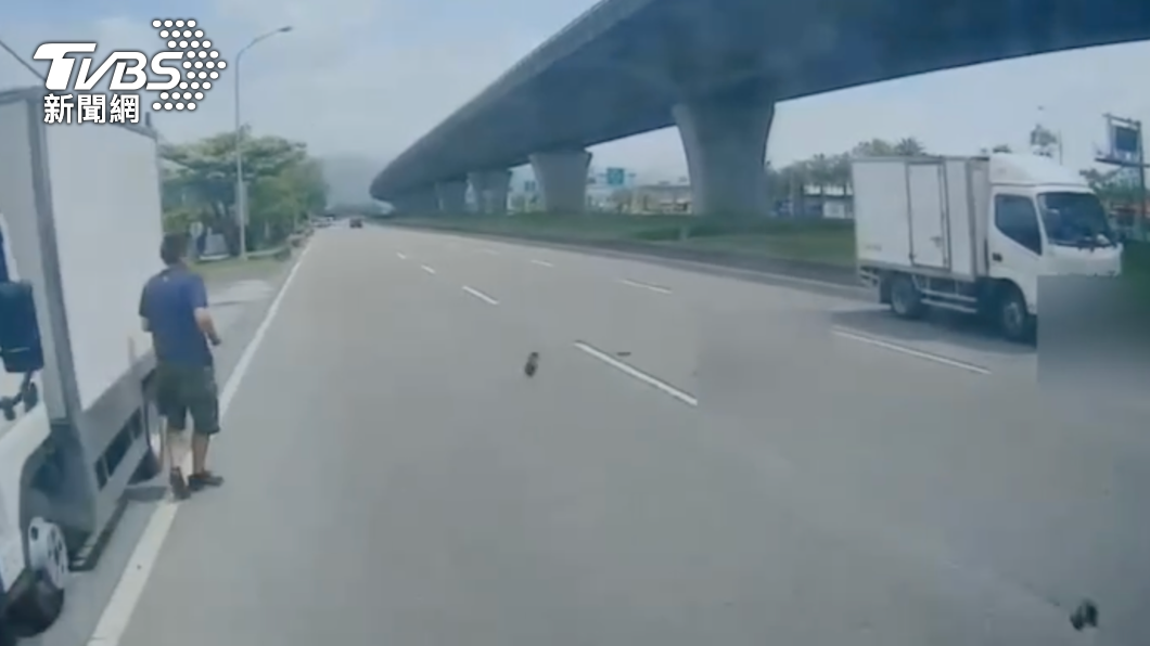 馬路當自己家!宜蘭男橫跨3車道拿貨 慘遭廂型車撞飛身亡