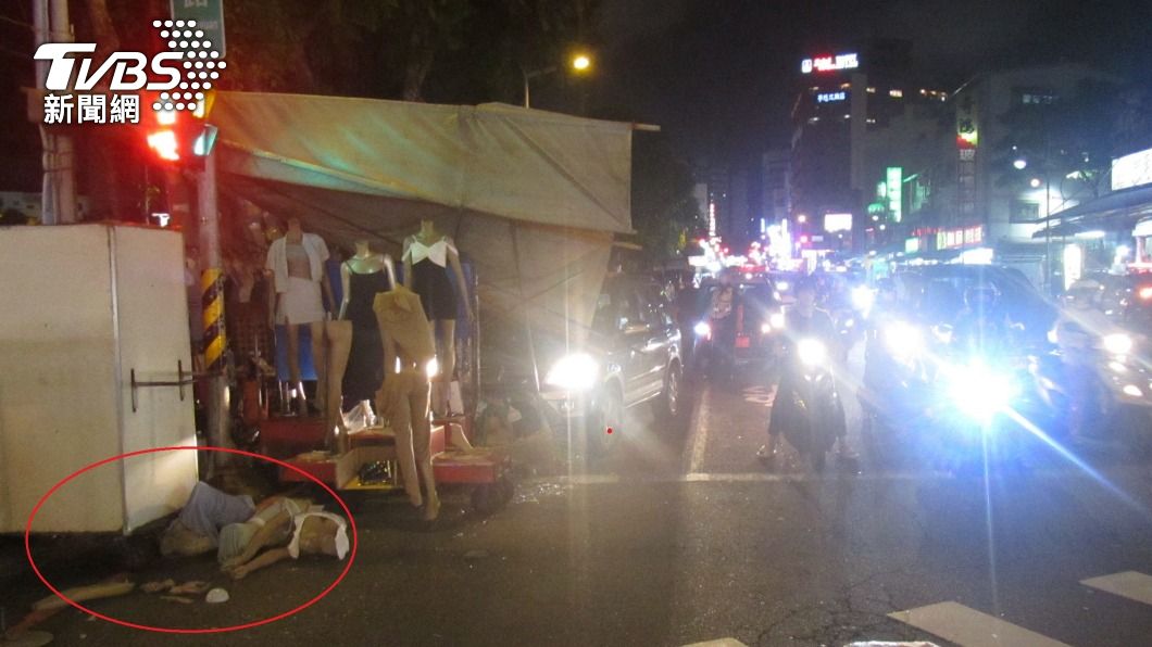 休旅車撞爆服飾攤!斷肢噴飛不要怕 「模特兒衣架啦」