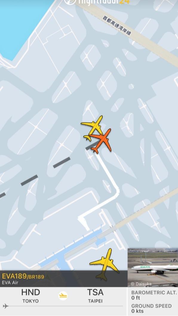 從Fighttrader app上也可看到兩架航空目前卡在機場旁邊(圖/截自Fighttrader)