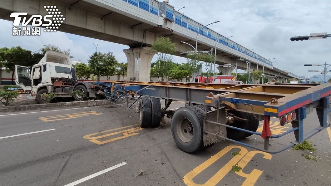 聯結車駕駛撞倒路燈。（圖／TVBS）