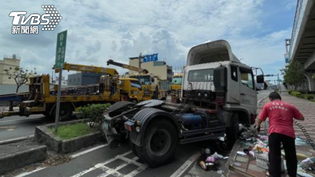 聯結車衝破分隔島直接打橫佔據4車道。（圖／TVBS）