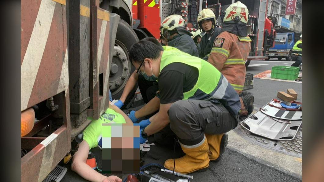 汐止驚悚車禍！單車捲進貨車右前輪　命大未輾過頭部