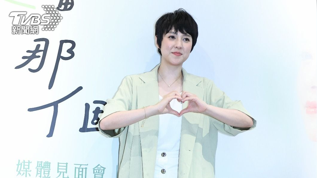朱芯儀近期發行人生第一本散文作品《保留那個快樂的自己》。(圖/張哲鳴攝)