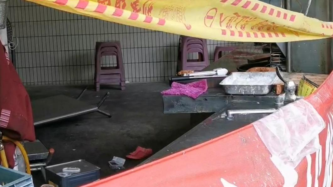 關渡一間鹹粥店稍早傳出槍擊案,警方拉起封鎖線調查。(圖/民眾提供)