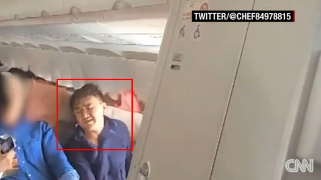 心情鬱卒男開飛機逃生門 超衰隔壁乘客:看到人生跑馬燈