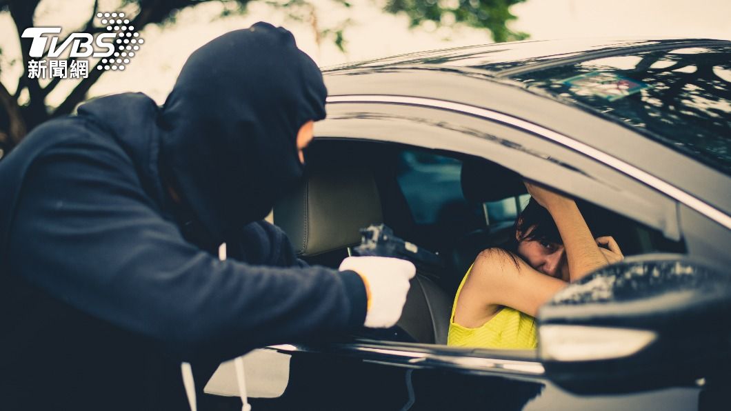 嫌犯持槍威脅女子載她逃離犯案現場。(示意圖/達志影像shutterstock)