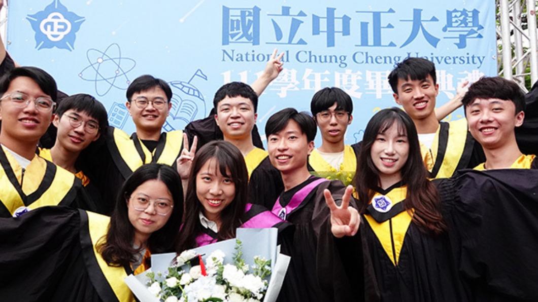 中正大學畢業生合影。 (圖/中正大學)