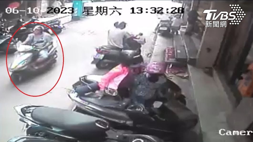 監視器拍下兇嫌逃離現場身影。（圖／TVBS）