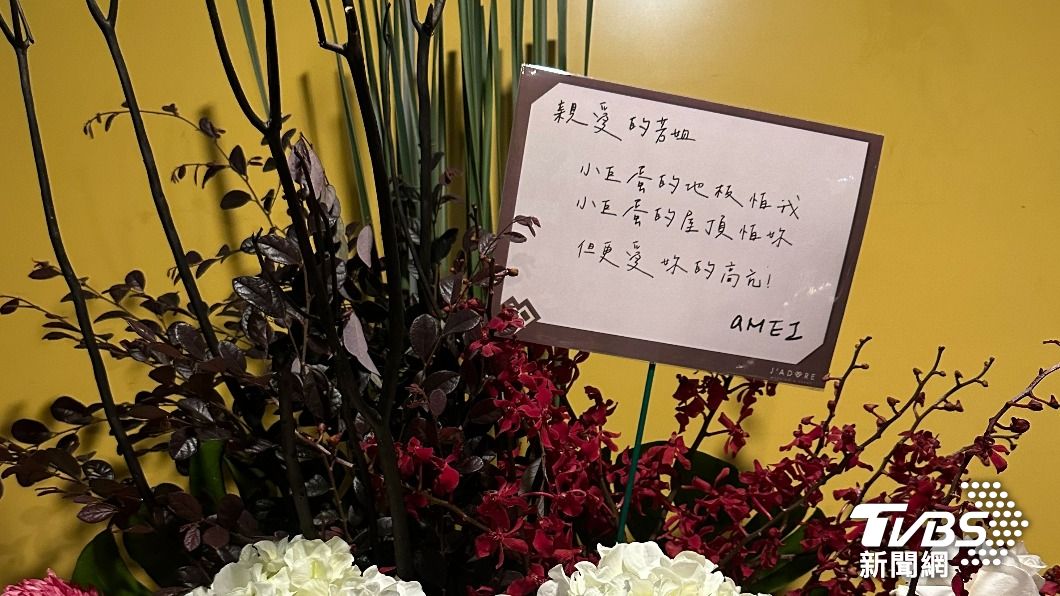 張惠妹送上祝福的花籃。(圖/劉建偉攝)