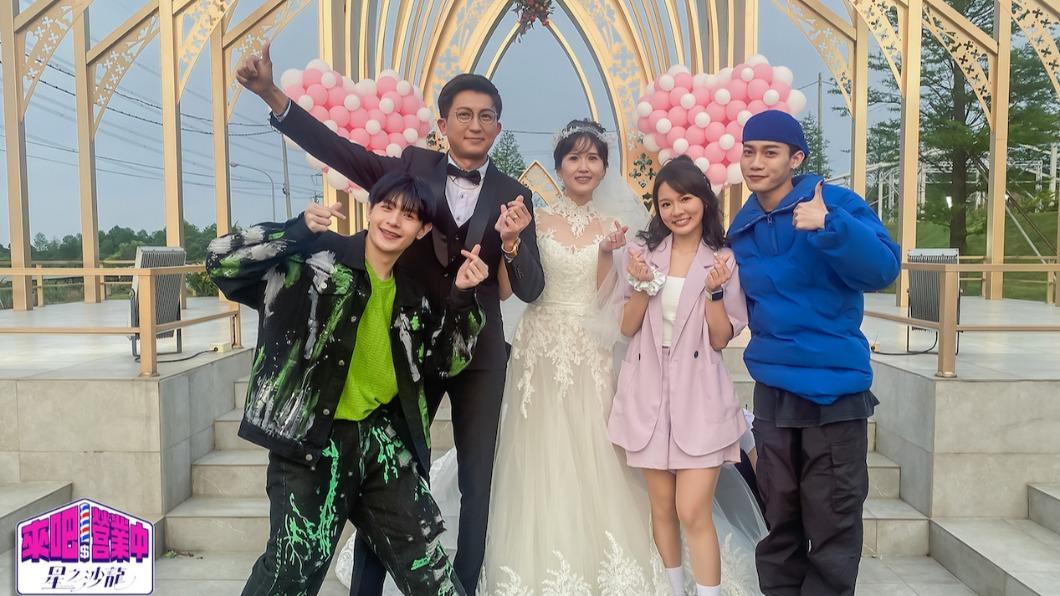 林莎、蔡朕、孟維不忘跟新人留下合影紀念。(圖/TVBS)