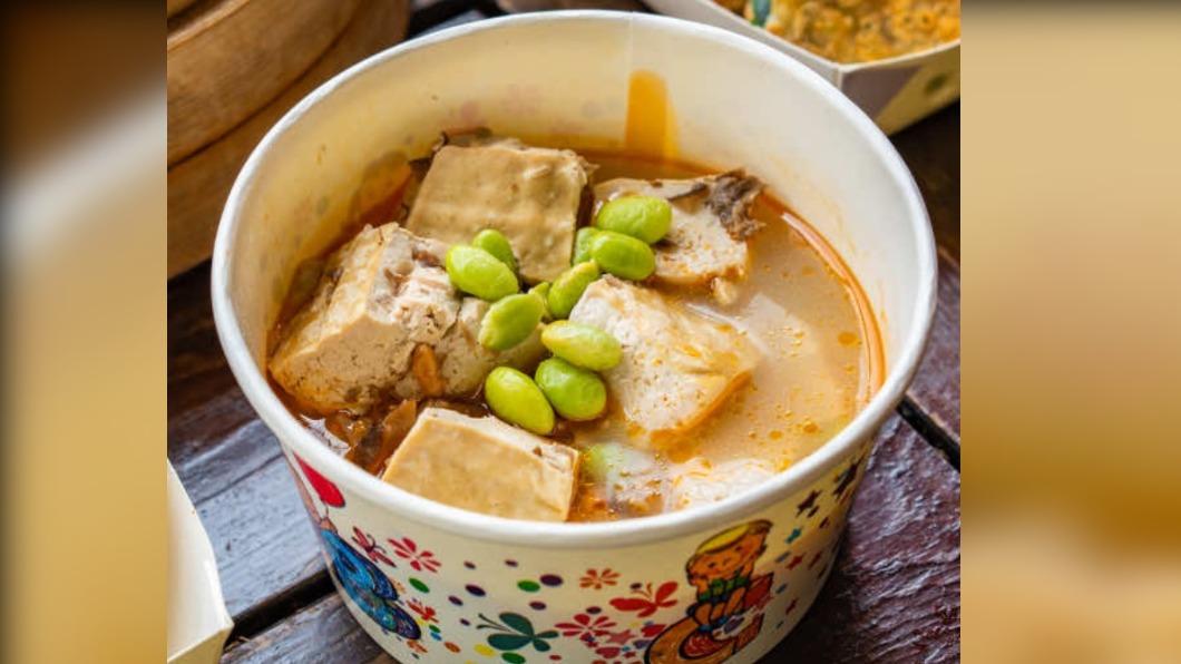 臭豆腐口感軟嫩,濃厚氣味讓人忍不住一口接一口。(圖/虎麗笑嗨嗨提供)
