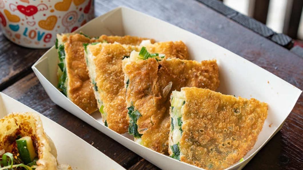 金牌蔥油餅外皮酥薄,加上滿滿的蔥花餡料,每一口都吃得到蔥。(圖/虎麗笑嗨嗨提供)