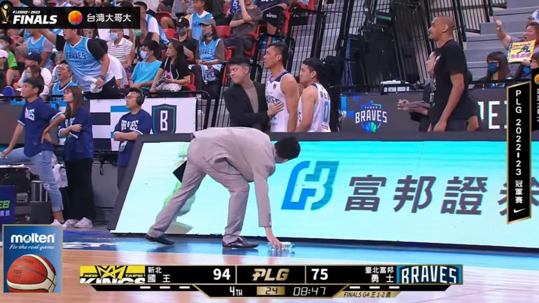 球迷為抗議裁判將水瓶扔進場。(圖/翻攝自@ P.LEAGUE YouTube)