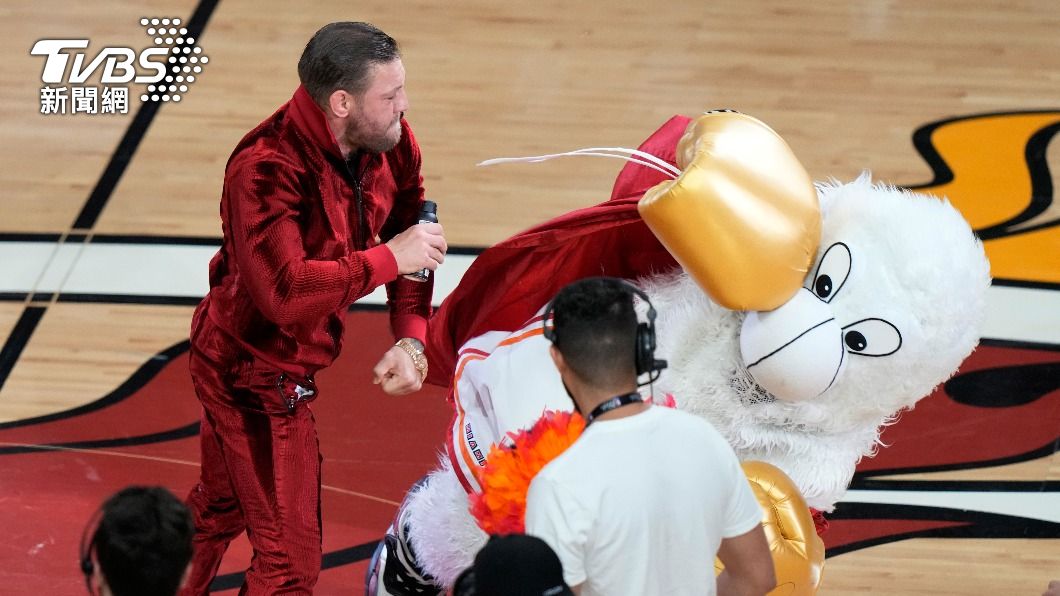 UFC拳王出手太重!現身熱火主場 打到吉祥物送急診