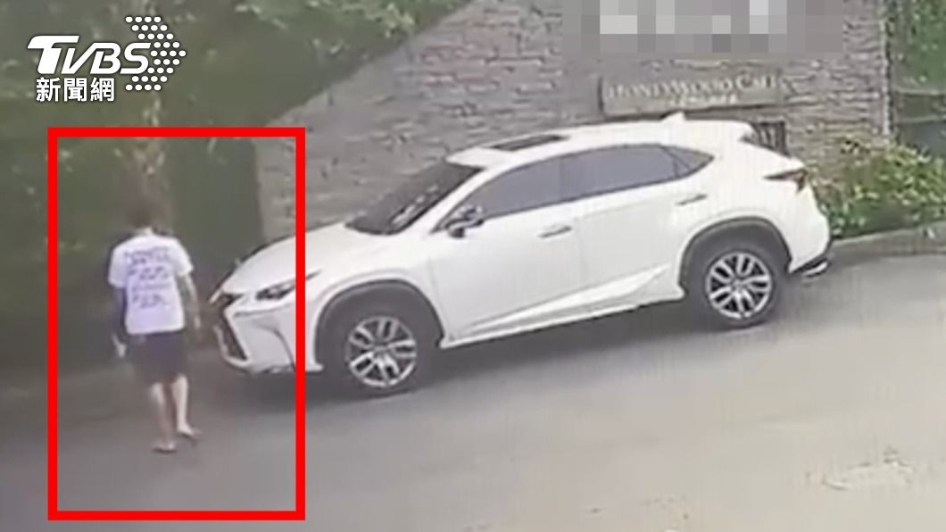 黑色休旅車駕駛竟搭乘另部車輛逃離現場。（圖／TVBS）