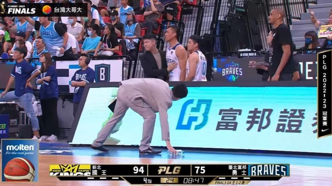 台灣大總經理林之晨因不滿裁判判決怒丟水瓶。(圖/翻攝Youtube PLG)