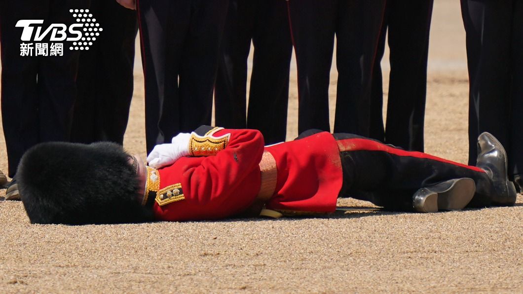 另一名士兵也受不了高溫暈倒。(圖/達志影像美聯社)