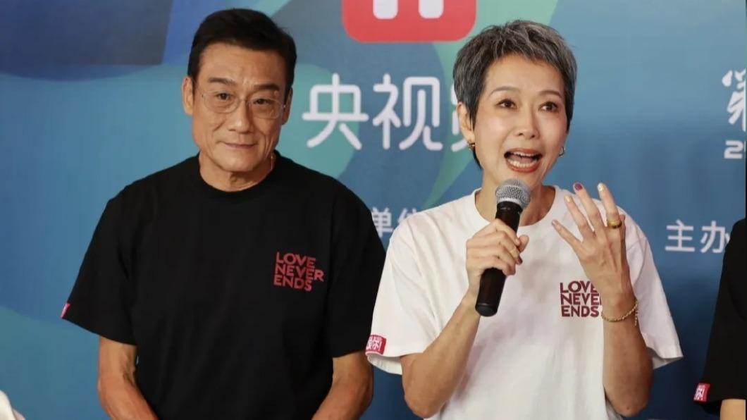 葉童近期跟梁家輝合體宣傳《我愛你!》。(圖/翻攝自何朝禮微博)