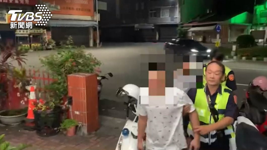警方將鬧事2人帶回。(圖/TVBS)