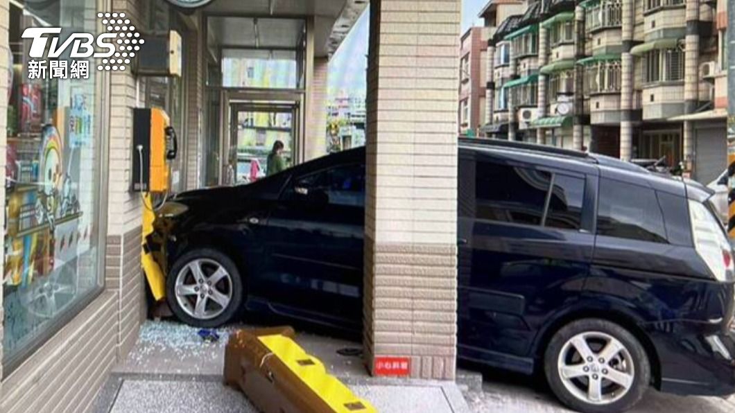 駕照雞腿換?苗栗男停車卡階梯 直接暴衝撞進超商
