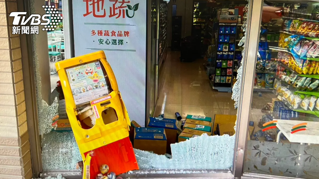 門口扭蛋機被撞毀。(圖/警方提供)