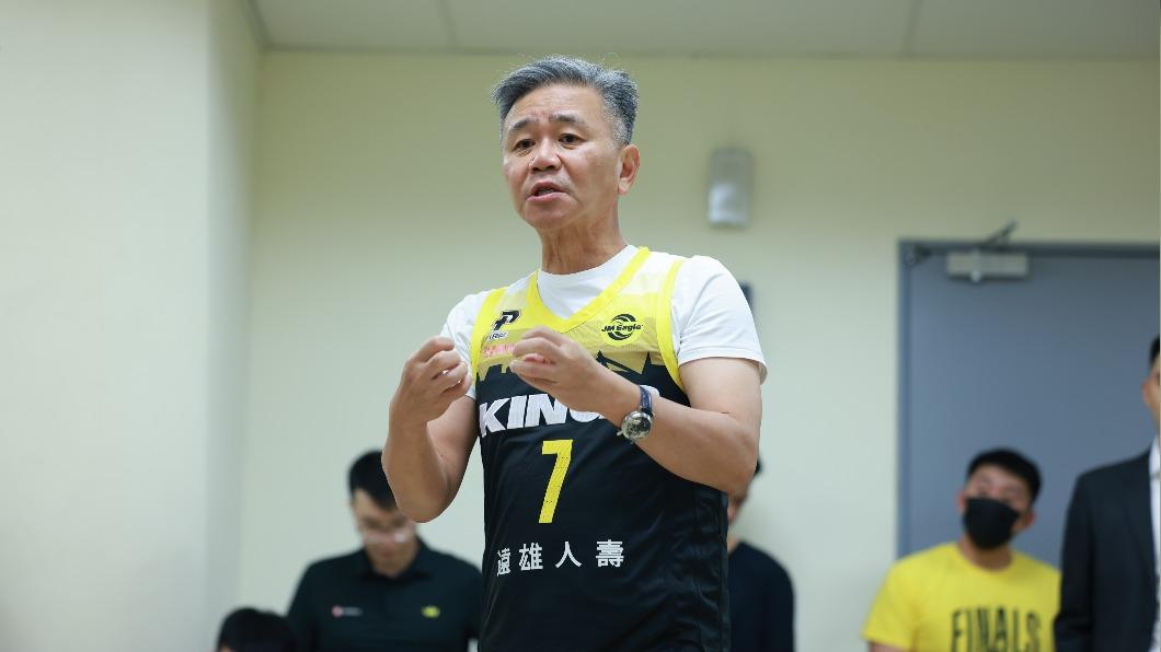 新北國王董事長王文祥至休息室為球隊喊話。(圖/新北國王提供)