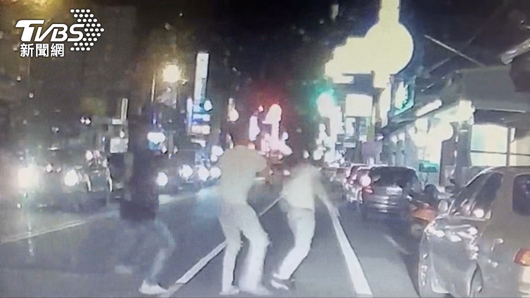 這年頭欠錢的比較兇?他奔東港討債 反遭棒球隊痛扁砸車