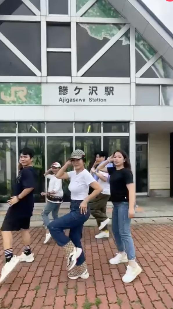 陳美鳳與團隊成員一起跳，動作熟練整齊，被讚相當可愛。（圖／翻攝自陳美鳳臉書）