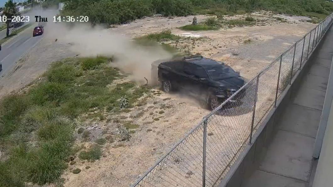 被軍用卡車追趕的黑色皮卡，失控撞牆的畫面。（圖／翻攝自推特影音）