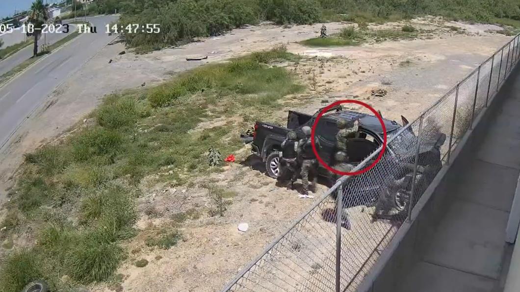 堵人的墨西哥士兵們不只毆打民眾，還營造現場為被射殺的現場。（圖／翻攝自推特影音）