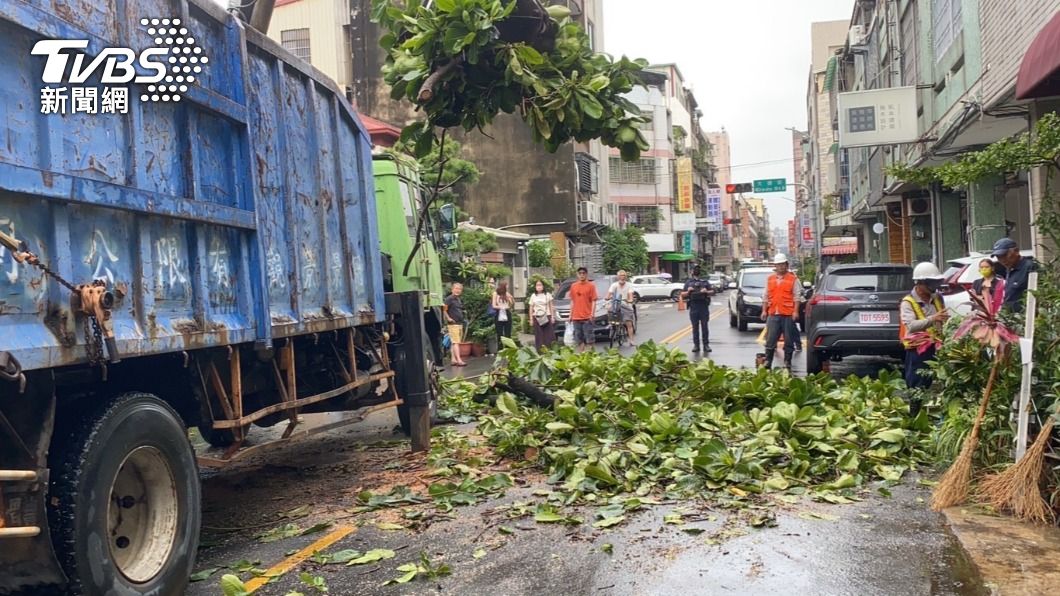 一度造成道路通行中斷。（圖／警方提供）