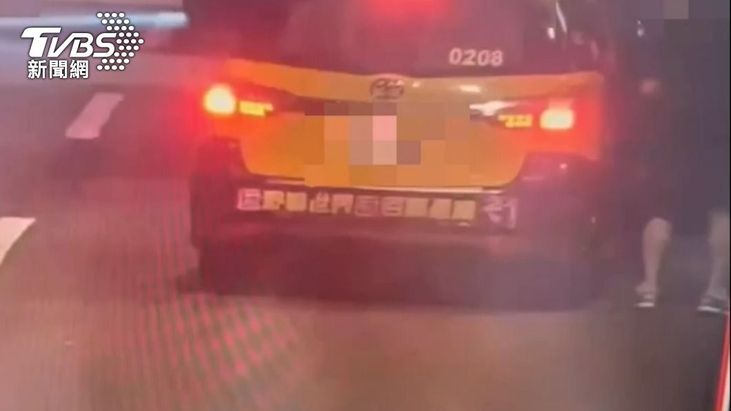 車手搭計程車領錢。(圖/TVBS)