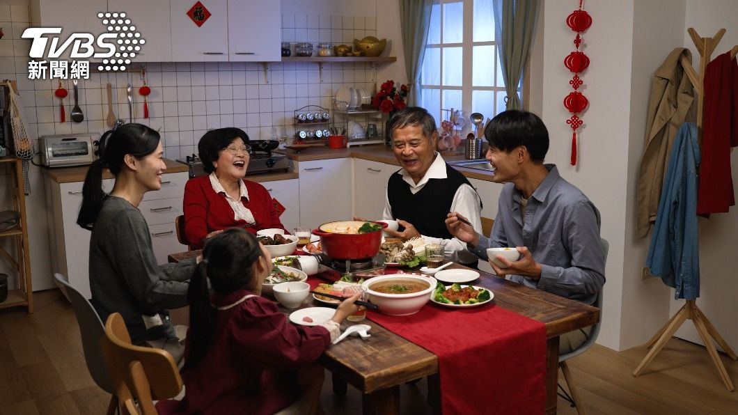 生肖雞的朋友，家中長輩在6月可能會開始催婚。（示意圖，非當事人／shutterstock達志影像）
