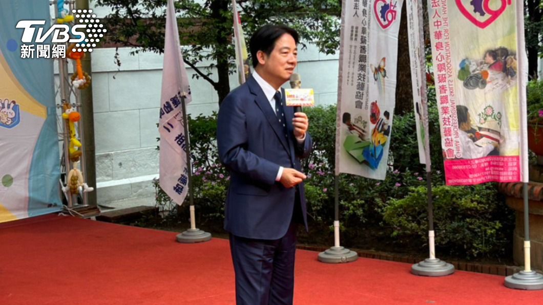 神手!賴清德玩保齡球擊倒藍、白 指著「不倒綠球瓶」笑了