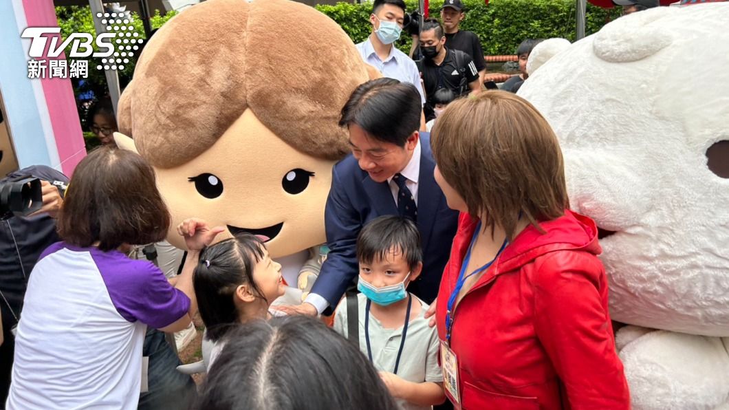 賴清德今日在府內與幼童互動。（圖／黃宣尹攝）