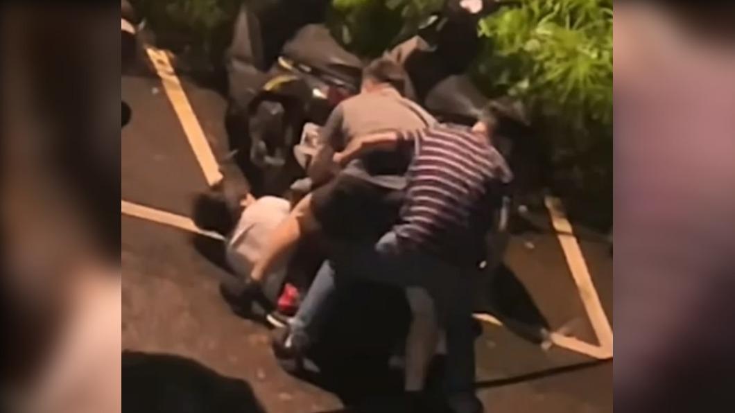 涉毒被判12年!通緝犯「返家探親」被警壓制還大喊救命